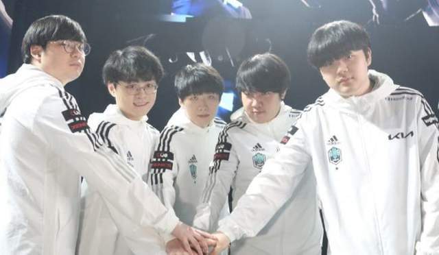 里程碑，亚泰37岁前锋谭龙已在中超出战200场比赛