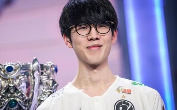 意甲媒体热议：希门尼斯经纪人表示希门尼斯从未想过离开米兰，他会留在球队